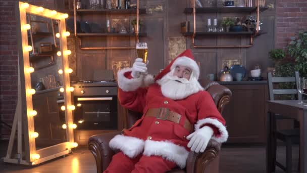 Babbo Natale beve birra mentre è seduto su una poltrona di pelle — Video Stock