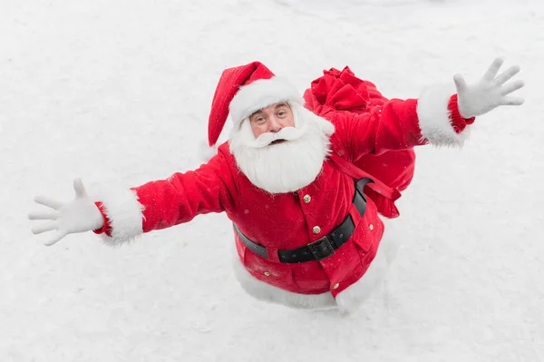 Vue de dessus du père Noël amical agitant la main à l'extérieur en hiver — Photo