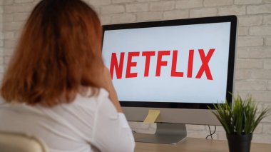 16 Eylül 2020 Rusya, Novosibirsk: Netflix izleyen kadın.
