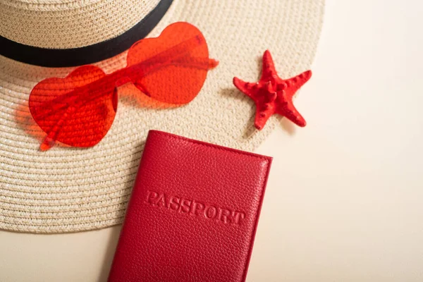 Sombrero de paja pasaporte estrella de mar y gafas de sol en forma de corazón. Mar concepto de vacaciones —  Fotos de Stock