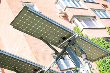 Tuğla bir evin arka planındaki güneş panelleri