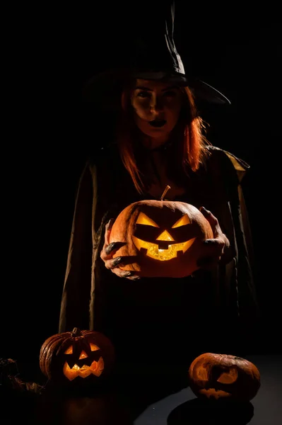 Bruja malvada sosteniendo una linterna jack-o para Halloween — Foto de Stock