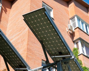 Tuğla bir evin arka planındaki güneş panelleri