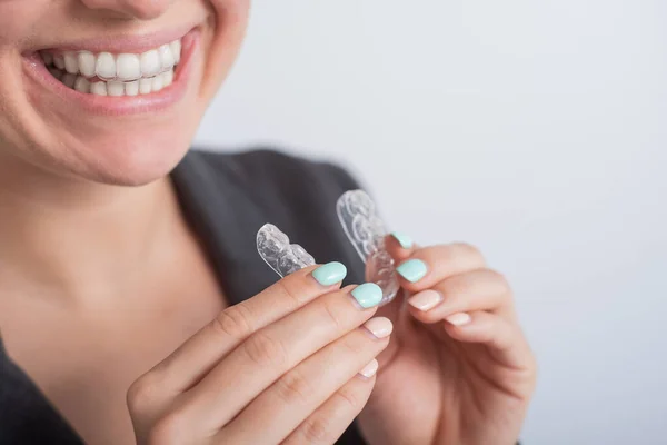Επιχειρηματίας βάζει σε διαφανή δοχεία για να ισιώσει τα δόντια — Φωτογραφία Αρχείου