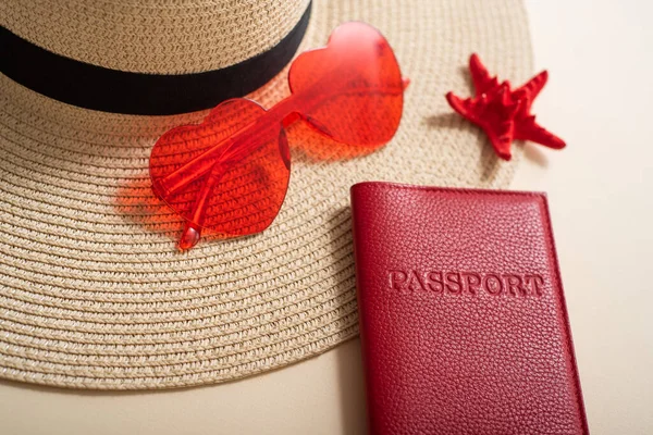 Sombrero de paja pasaporte estrella de mar y gafas de sol en forma de corazón. Mar concepto de vacaciones —  Fotos de Stock