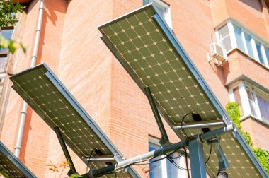 Tuğla bir evin arka planındaki güneş panelleri