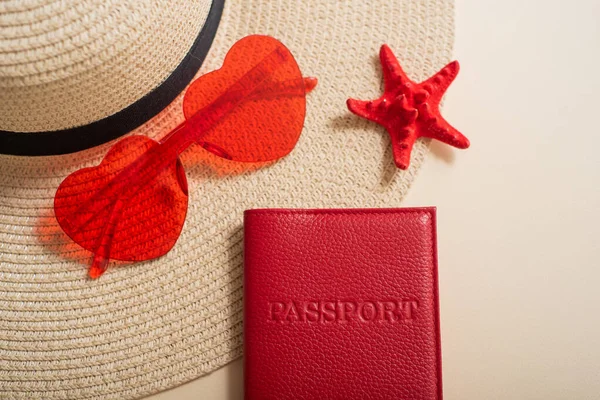 Sombrero de paja pasaporte estrella de mar y gafas de sol en forma de corazón. Mar concepto de vacaciones —  Fotos de Stock