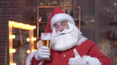 Noel Baba Noel 'i kutlar ve bir bardak bira içer.