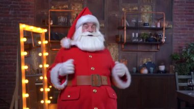 Çekici Noel Baba sana mutlu Noeller diliyor.