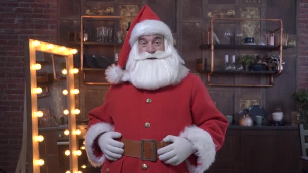 Charmanter Weihnachtsmann wünscht frohe Weihnachten — Stockvideo