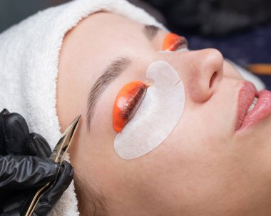 Beyaz kadın kirpik temizleme prosedüründen geçiyor.