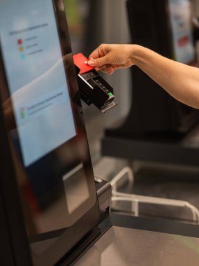 Modern Perakende Mağazasında Canlı Alışveriş Deneyimi