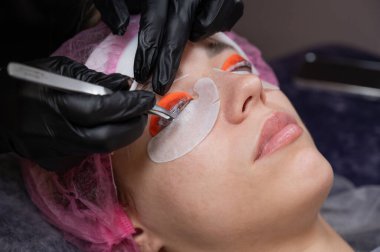 Beyaz kadın kirpik temizleme prosedüründen geçiyor.