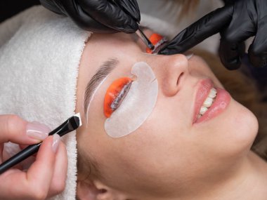 Profesyonelce katlama, kirpik boyama ve kaş boyama süreci. Dört elli prosedür