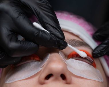 Beyaz kadın kirpik temizleme prosedüründen geçiyor.