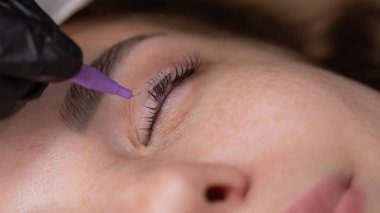 Salonda Profesyonel Kirpik Uzatma Uygulama Süreci