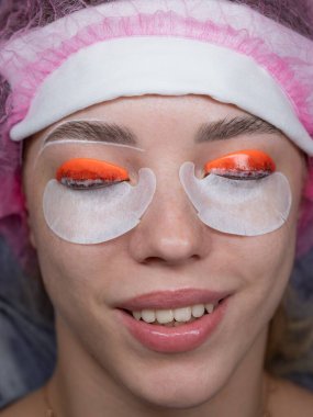 Kirpik kaplama prosedüründen geçen beyaz bir kadın. Üst görünüm