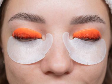 Kirpik kaplama prosedüründen geçen beyaz bir kadın. Üst görünüm