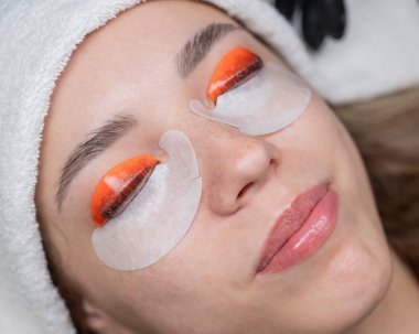 Beyaz kadın kirpik temizleme prosedüründen geçiyor.