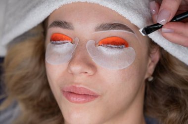 Profesyonelce katlama, kirpik boyama ve kaş boyama süreci.