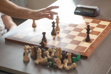 Orta yaşlı beyaz bir adamın satranç oynaması yakındır.