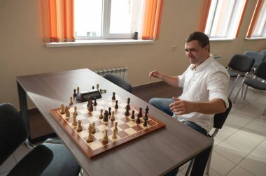 Beyaz adam satrancı kazanmayı kutluyor