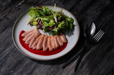 Kızarmış ördek bir tabakta parçalara ayrılmış.