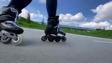 Paten kayarken yakın plan.