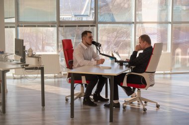 İki Kafkasyalı Ses Podcast 'i kaydediyor