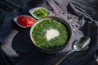 Bir kafede geleneksel Rus yemeği. Okroshka 'nın üst görünümü 