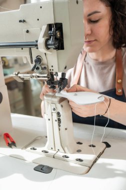 Kadın tabakçı atölyede çalışıyor.