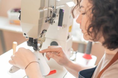 Kadın tabakçı atölyede çalışıyor.