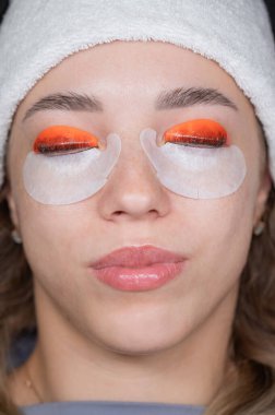 Kirpik kaplama prosedüründen geçen beyaz bir kadın. Üst görünüm