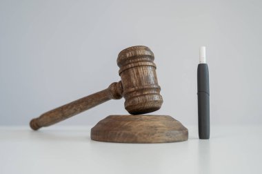 Hakimler tokmak ve elektronik sigara. Tütün ısıtma sistemi