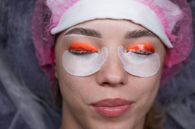 Kirpik kaplama prosedüründen geçen beyaz bir kadın. Üst görünüm