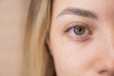 Kirpik kaplama prosedüründen sonra bir kadının gözlerine yakın çekim
