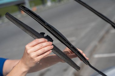 Silecekleri değiştiren kadın ellerini kapat.