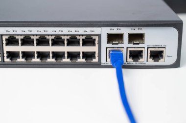  Ethernet Kablosu Ağ Anahtarına Bağlanıyor