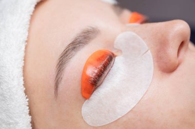 Beyaz kadın kirpik temizleme prosedüründen geçiyor.