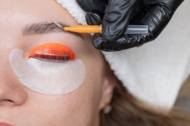 Beyaz kadın kirpik temizleme prosedüründen geçiyor.