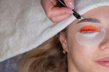 Profesyonelce katlama, kirpik boyama ve kaş boyama süreci.