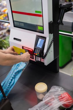 Bir kadın kendini kontrol eden eşyaları tarar.