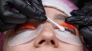 Beyaz kadın kirpik temizleme prosedüründen geçiyor.