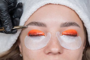 Beyaz kadın kirpik temizleme prosedüründen geçiyor.