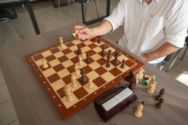 Orta yaşlı beyaz bir adamın satranç oynaması yakındır.