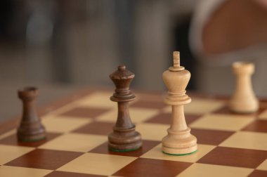 Orta yaşlı beyaz bir adamın satranç oynaması yakındır.