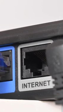 İnternet kablosu yönlendiriciye bağlı.