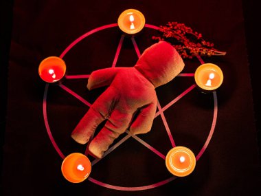 Pentagramda vudu bebeği. Cadı büyüleri