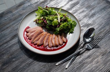 Kızarmış ördek bir tabakta parçalara ayrılmış.