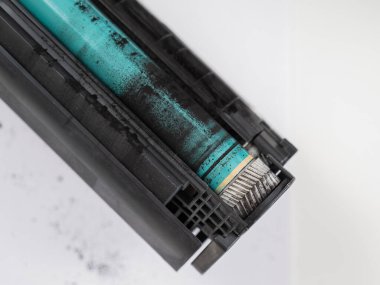 Beyaz arkaplanda kırık lazer yazıcı kartuşu